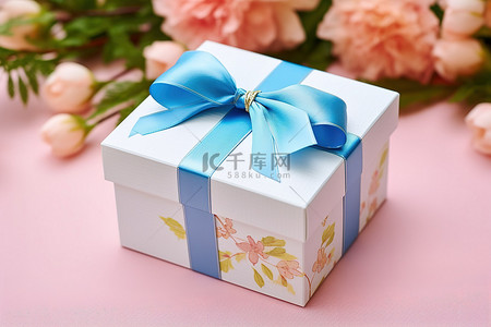 一个蓝色礼盒，上面有简单的蝴蝶结和鲜花