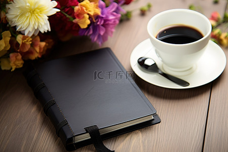 黑色玫瑰背景图片_白色木桌上的黑色笔记本，上面有鲜花和咖啡