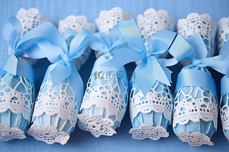 生日包装纸背景图片_适合男孩生日聚会的蓝色蕾丝糖果包装纸