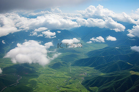 鸟瞰山区绿色稻田上空的云彩