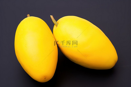 芒果tv背景图片_白色背景中的两个小黄色芒果