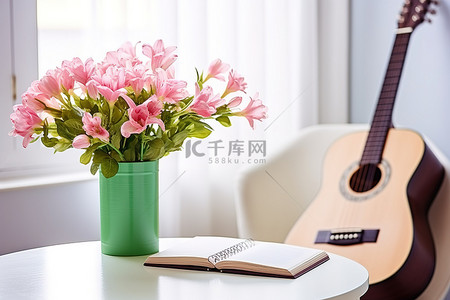 白桌上的吉他旁边放着一个绿色的粉红色花瓶