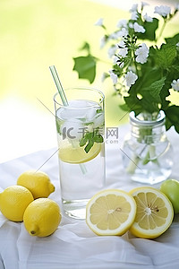 桌上有柠檬和水果的水