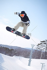 一名滑雪者在悬挑下的滑雪板上表演特技