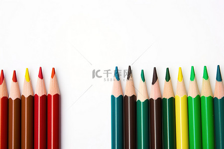 白色表面上的一组彩色铅笔