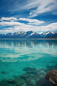 水冷头的gif图背景图片_碧绿的水和背景中的山脉