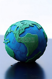蓝色的地球背景图片_一个蓝色的球，上面有一只小绿海龟