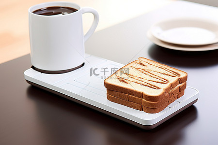 面包咖啡桌子背景图片_桌上的烤面包由巧克力制成