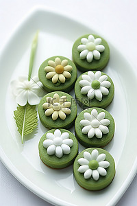 绿色糖果背景图片_白盘上的各种绿色糖果