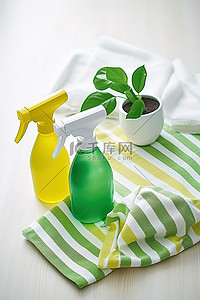 桌子上的绿色和黄色气溶胶清洁喷雾毛巾和刷子