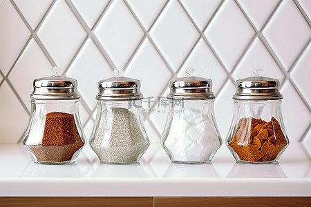 室内4背景图片_背景中有白色瓷砖的盐和胡椒罐