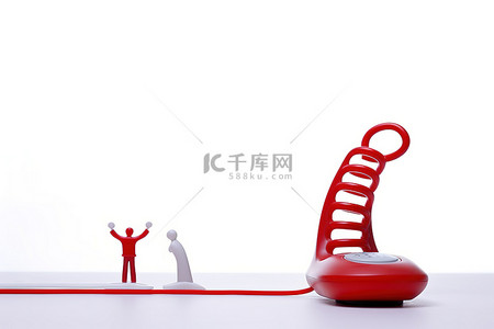 一个男人站在红色电话的顶部