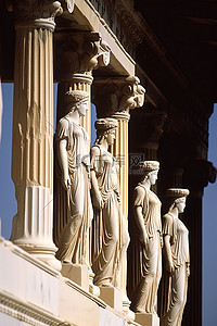 希腊一座大型寺庙的柱子上有四个雕像