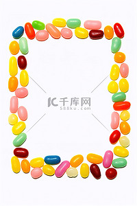 白色糖豆背景图片_白色照片上孤立的软心豆粒糖框架