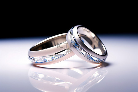 白丝带上的两个结婚戒指