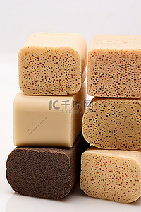 用海绵排成一排的肥皂块