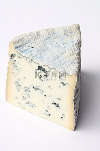 蓝乳酪背景图片_一块蓝奶酪坐在白色的表面上