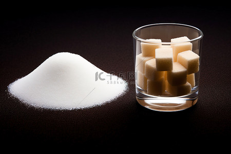 棕色白色背景图片_糖和咖啡因