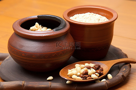 盐水花生背景图片_小棕色罐子，里面有豆子椰子和花生