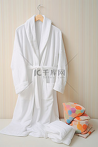 浴背景图片_床上放着白色浴袍，旁边放着毛巾