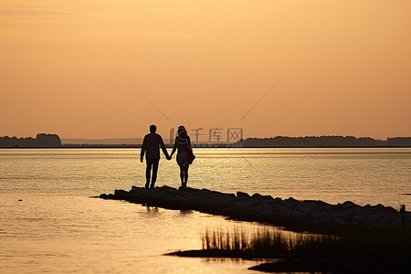 在水里背景图片_两个人站在水里看日落