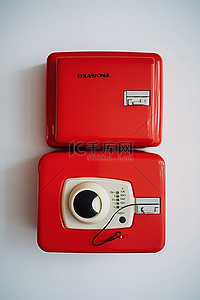 手拿遥控器背景图片_遥控器旁边有两个红色保险箱打开