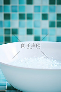 带盖白瓷碗背景图片_在瓷砖墙前面装满肥皂和水的白色瓷碗
