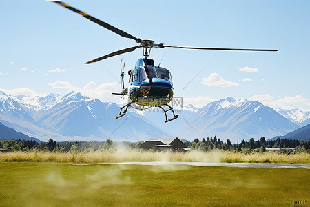 一架直升机在草地上飞行，背景是山脉