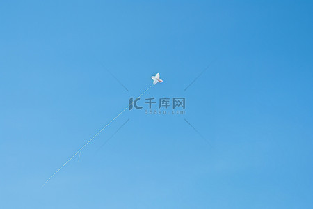 新年快乐背景图片_蓝天上放风筝的人