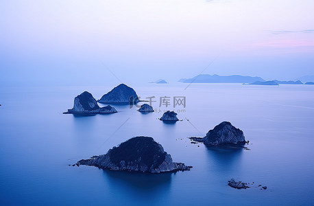 80岁大寿背景图片_夜晚的岛屿景色，水中有几块蓝色的岩石