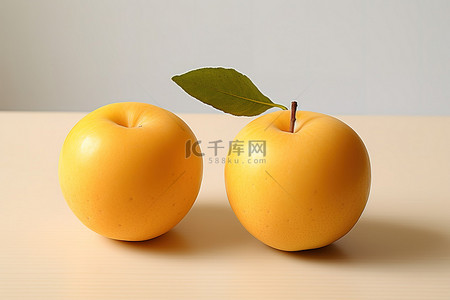 水果梨背景图片_桌上有两个水果