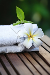 木板上的温泉毛巾与花