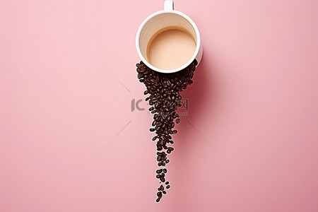粉红色隔离的杯子里的咖啡