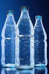 蓝色背景下的三个空塑料瓶