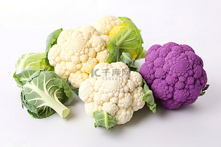 春花椰菜背景图片_桌子上不同颜色的花椰菜的图片