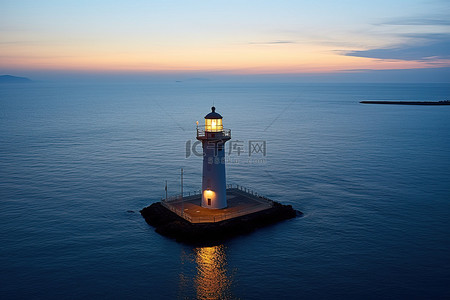 光碟拉斯效果背景图片_拉斯帕尔马斯码头上的黄昏灯塔照片