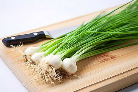 蔬菜农产品背景图片_用砍刀或剪刀切掉大蒜根