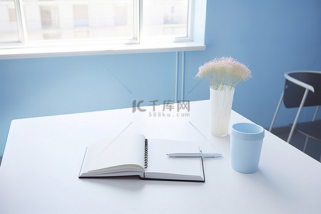 笔记本工作背景图片_这间白色宿舍间的工作桌上放着笔记本和笔