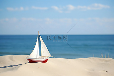 夏天背景图片_帆船在沙底上的照片