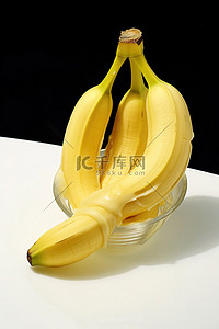 剥香蕉背景图片_将半根去皮的香蕉用勺子放入碗中
