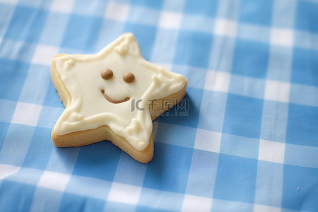蓝色格子桌布上的微笑星星饼干