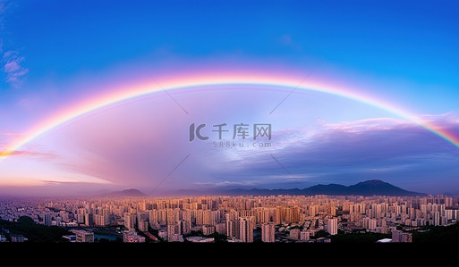 背景是一座城市的彩虹