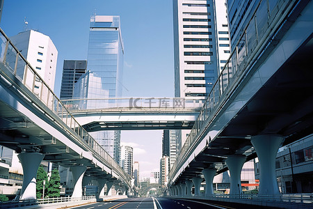 这个城市有摩天大楼和大型建筑物