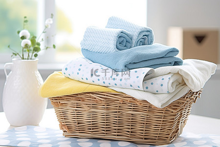 婴儿毛巾睡觉背景图片_洗衣袋旁边的篮子里放着六块毛巾