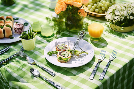 一张野餐桌，上面有各种各样的蔬菜盘子叉子和刀