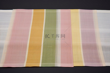 条纹桌布粉色黄色绿色和紫色