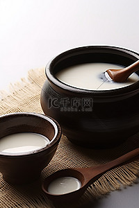 黑碗背景图片_黑碗鹰牛奶，木勺放在编织篮里