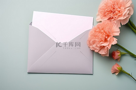 绿色信封背景图片_粉红色背景上的绿色信封和粉红色康乃馨