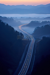 早上背景图片_早上有大雾的高速公路经过