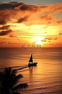 塞班岛旅游背景图片_日落时分，一艘船在大海中央航行